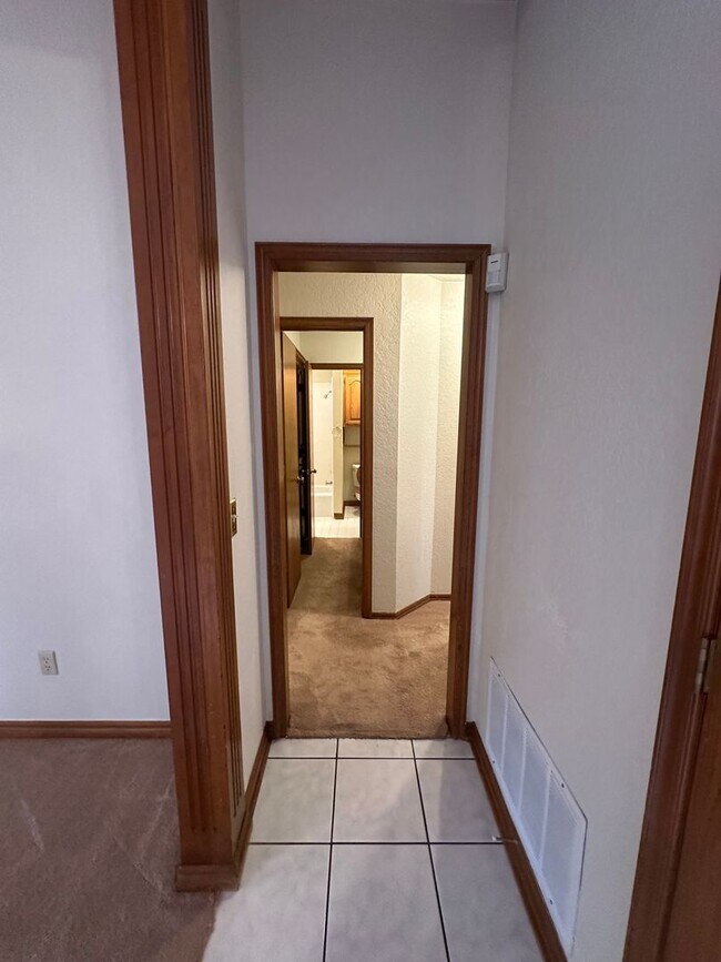 Building Photo - 4 Bed, 2.5 Bath Brick home with 2 car garage