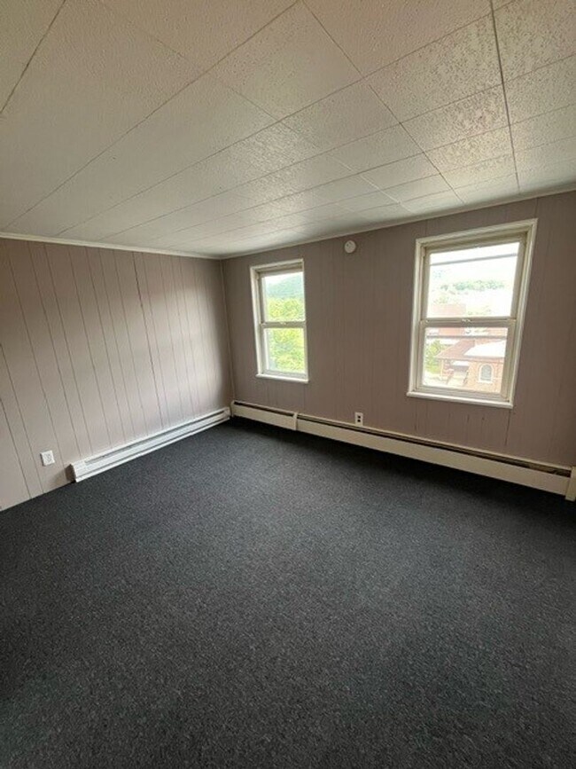 Building Photo - 2 Bedroom 1 Bath