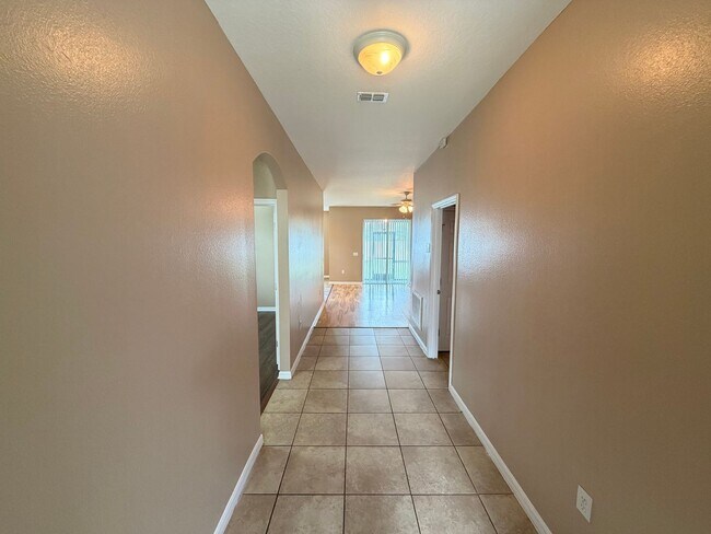 Building Photo - 633 Highland Meadows Ave