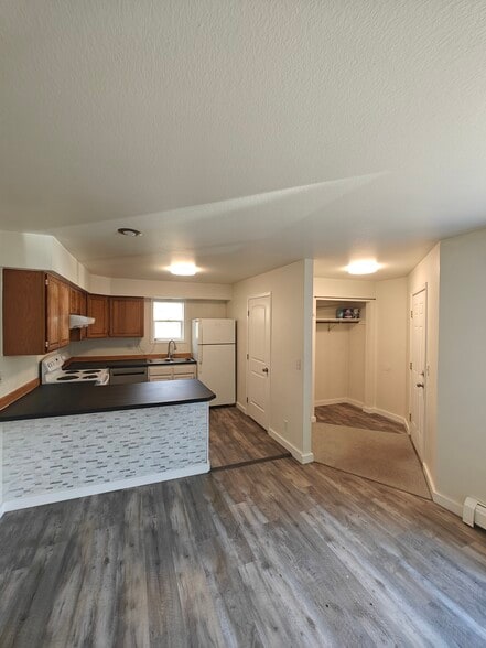 Building Photo - 1060 N Elsinore Ave