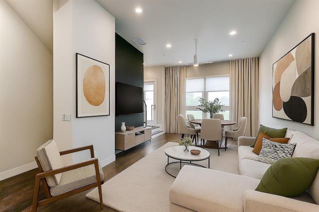 Building Photo - 3816 Roseland Ave