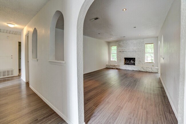Building Photo - 4 Bed | 2 Bath | Broken Arrow | October