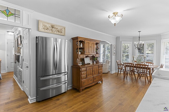 Building Photo - 217 Mossland Dr