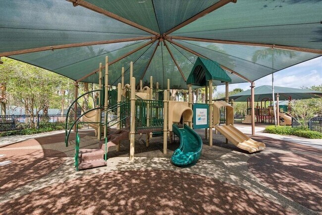 Building Photo - 2601 S Palm Aire Dr