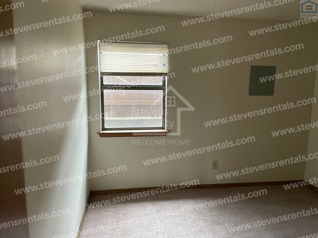 Building Photo - 1912 SW D Ave