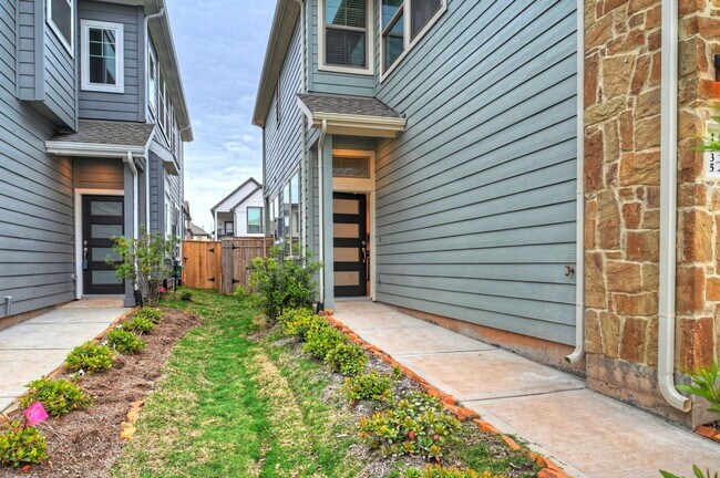 Building Photo - 1535 Crystal Stream Dr