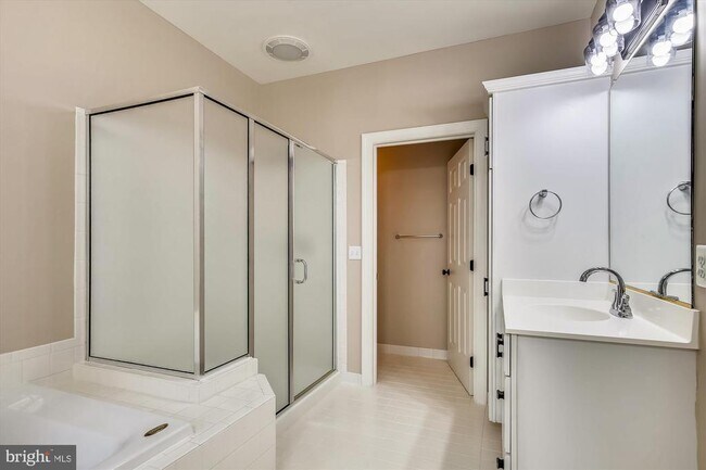 Building Photo - 707 Hawkins Way