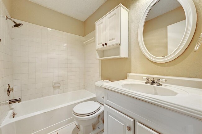 Building Photo - 2100 Balsam Way