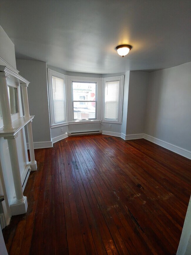 Building Photo - 3 Bedroom Home off of 60th & Cobbs Creek P...