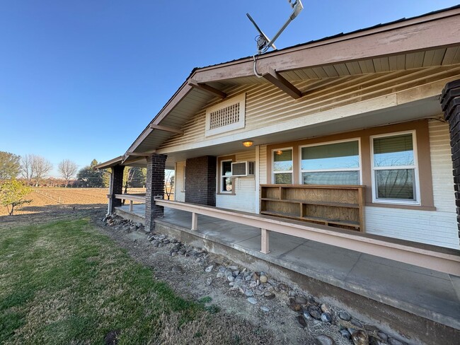 Building Photo - Country-style home with 4 bedrooms, 2 bath...