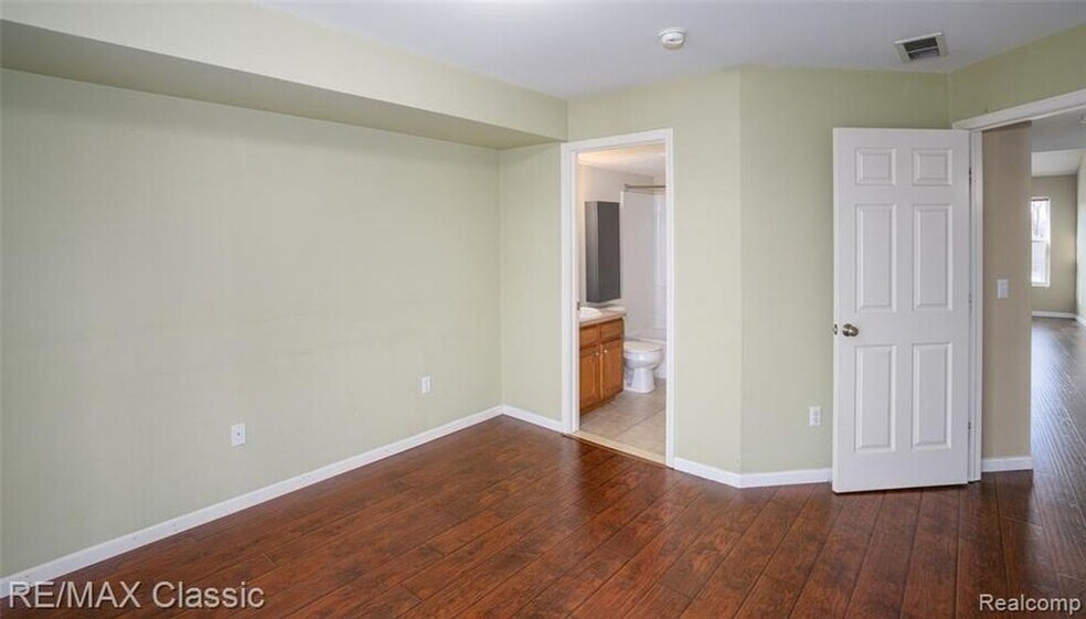 Building Photo - 3072 Schoolhouse