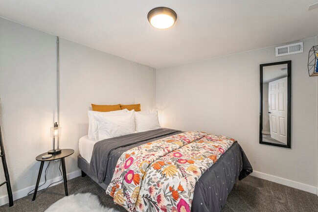 Building Photo - 832 26th St