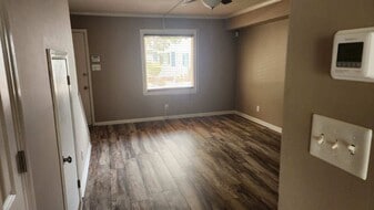 Building Photo - 136 Oakmont Dr