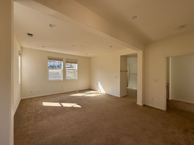 Building Photo - Gorgeous 4 Bedroom Home! Close to Great Sc...