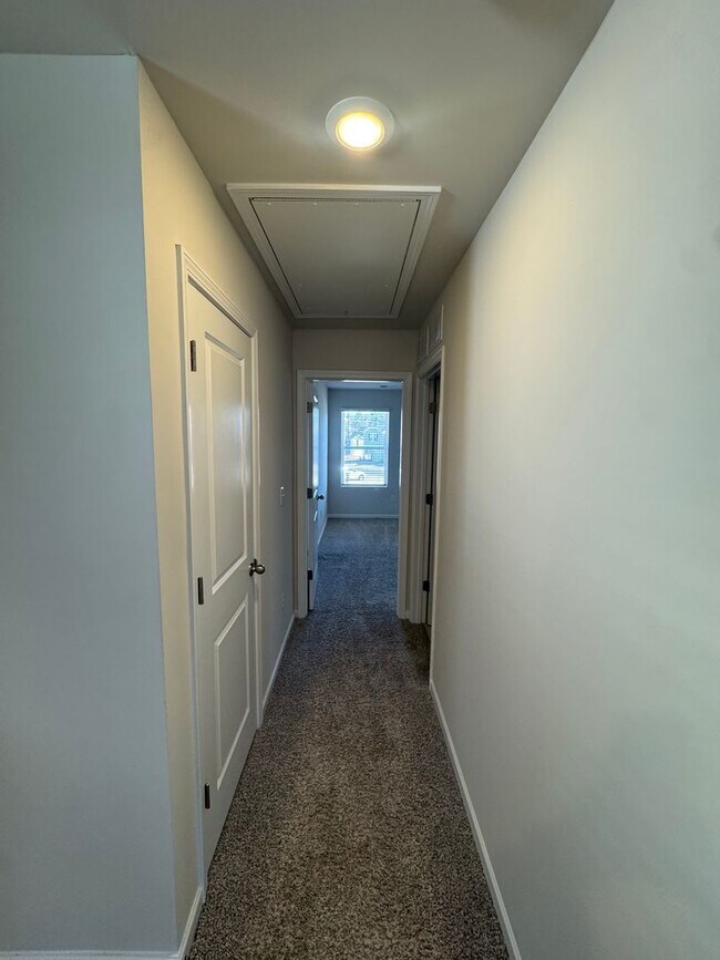 Building Photo - Beautiful 3BR 2.5 Townhouse w/ 2-Car Garage •  EV Plug • Quartz Island • End Unit in Charlotte