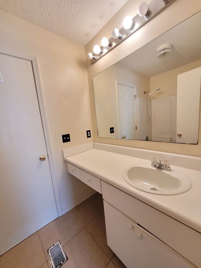 Building Photo - 647 Virginia Oak Ct
