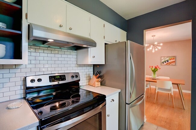 Building Photo - Charming West Side Single Family Home with Mid Century Modern feel