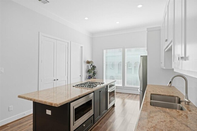 Building Photo - 1318 Reinerman St