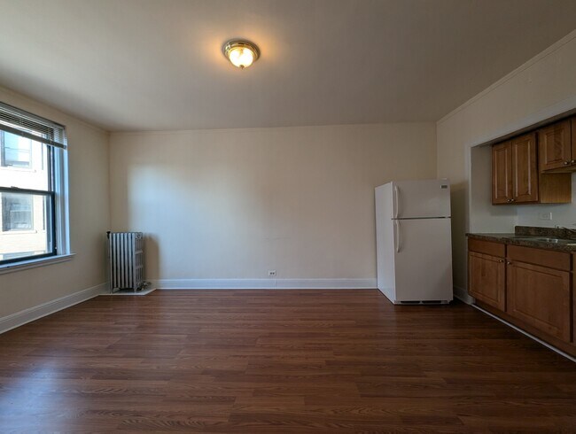 Building Photo - 3335 W Diversey Ave