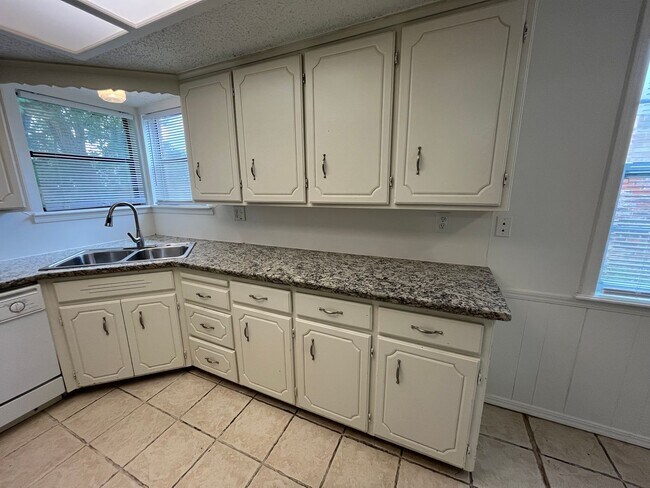 Building Photo - Peaceful 3 bedroom house in Broken Arrow!