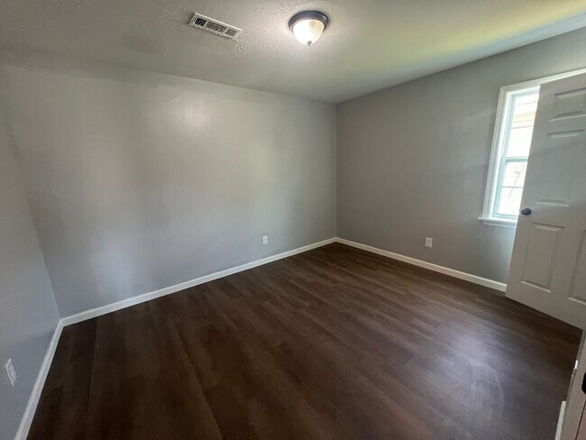 Building Photo - 4 bedroom 1 bathroom home in University Manor