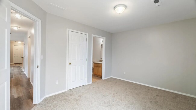 Building Photo - Selling duplex 1.2025