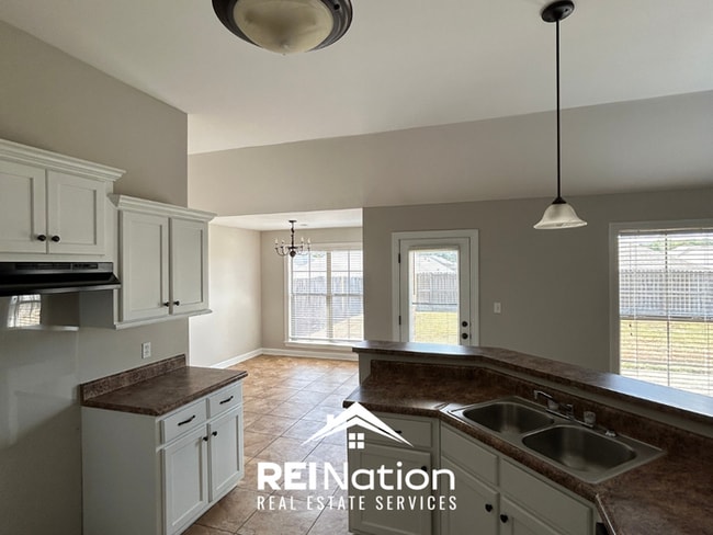 Building Photo - SOUTHAVEN STUNNER! 3BR/2BA | Vaulted Ceilings & Fireplace | Fenced Yard!