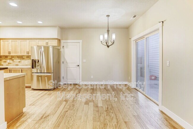 Building Photo - 570 SW 201st Ave