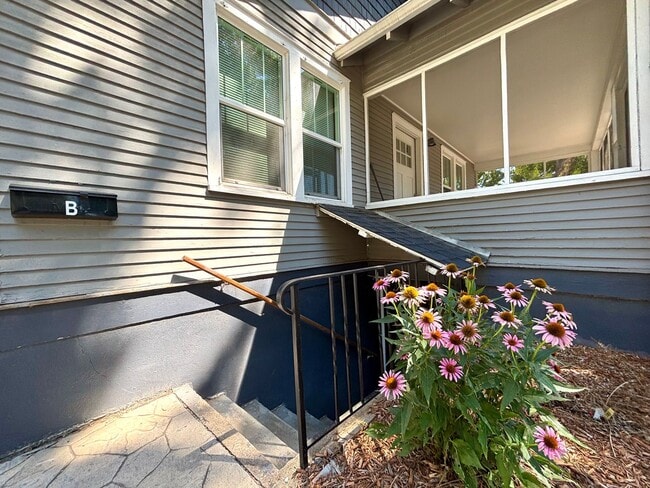 Building Photo - 3-Bed, 2-Bath Beauty in a Can’t-Miss Locat...