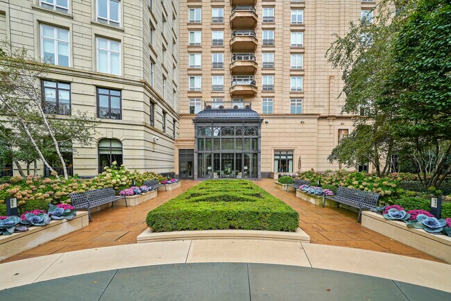 Building Photo - 2550 N Lakeview Ave