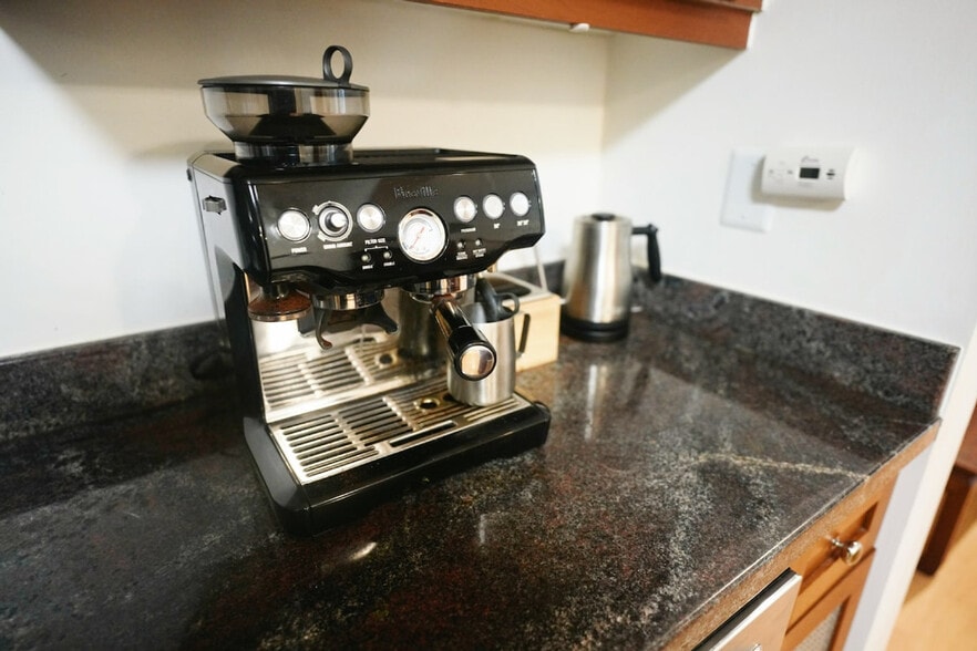 Building Photo - 670 5th St