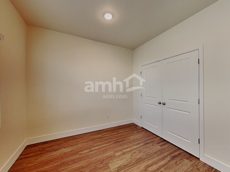 Building Photo - 901 N Barkvine Ave