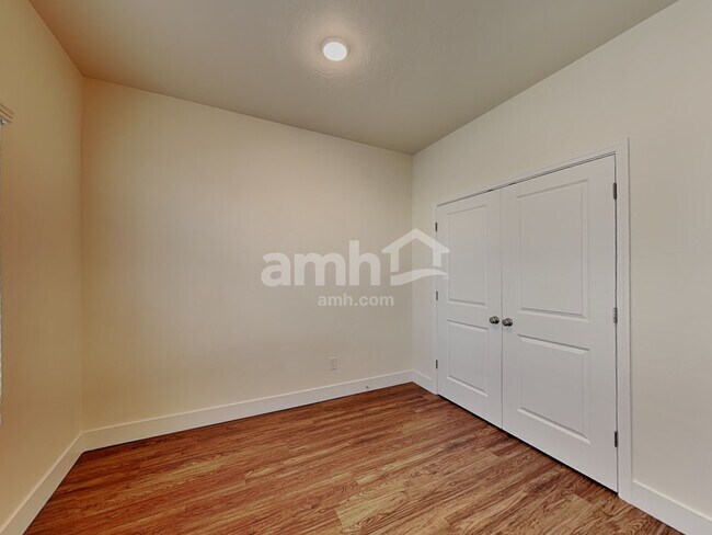 Building Photo - 901 N Barkvine Ave