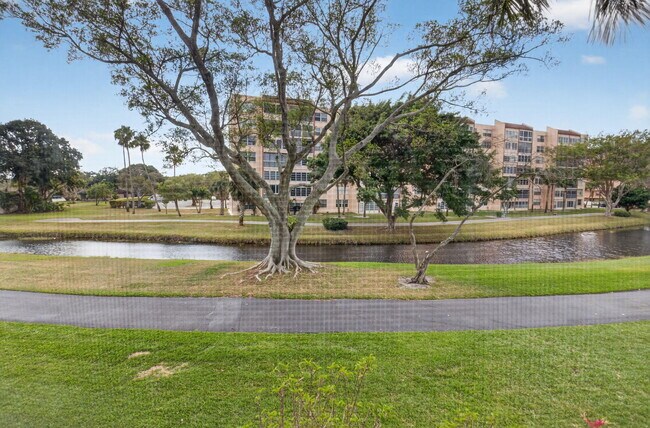 Building Photo - 14475 Strathmore Ln