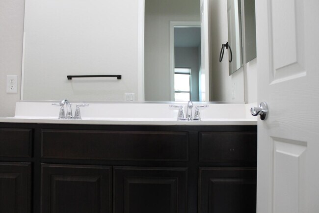 Building Photo - 3458 E Loma Vista St