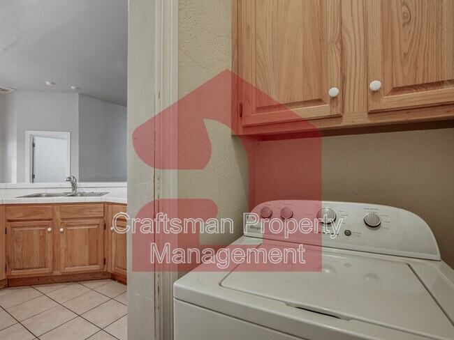 Building Photo - 2707 Silvertree Dr
