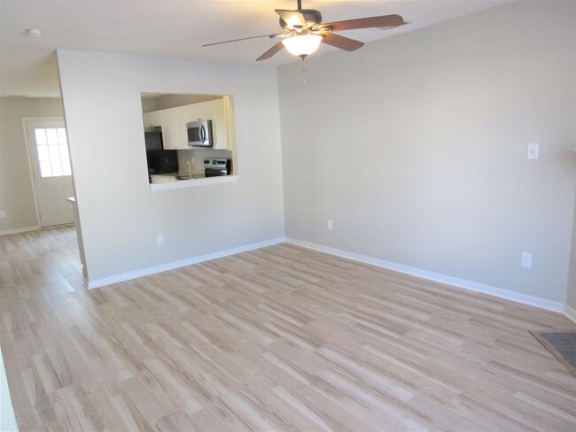 Building Photo - 2 Br 3 BA Townhouse Hunters Creek