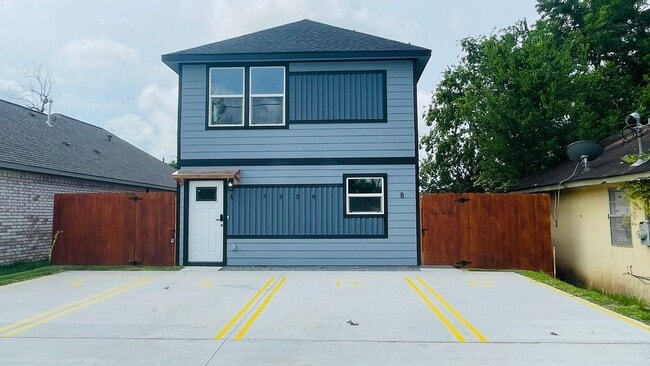 Primary Photo - Charming 3 Bed, 2.5 Bath Duplex – Your Ide...
