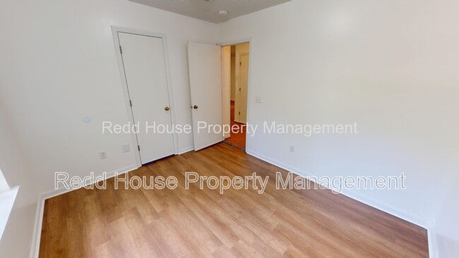 Building Photo - 111 Oakridge Cir