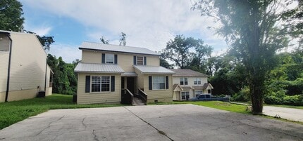Building Photo - CLOSE TO CAMPUS 3/3 w/ Washer/Dryer, Lawn Maintenance Included, & More! $1900/month Avail startin...