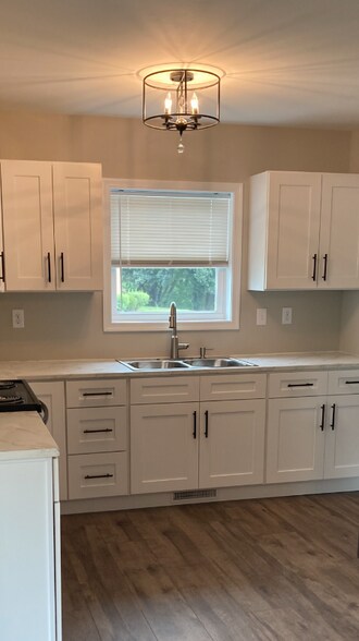 Building Photo - 1052 Stonybridge Dr