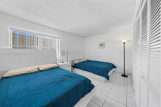 Building Photo - 401 Golden Isles Dr