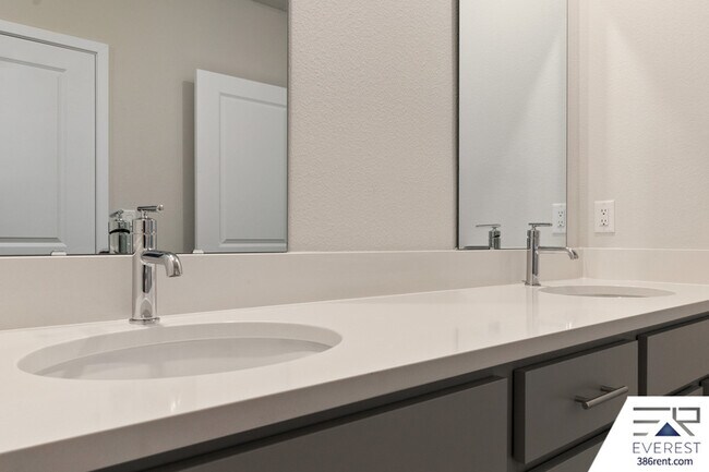 Building Photo - 8 Longview Ln