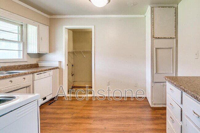 Building Photo - 724 General Senter Dr