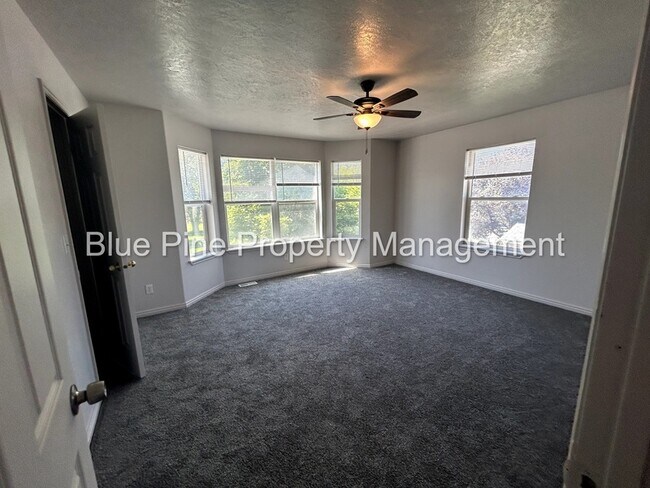 Building Photo - 648 E Poplar St