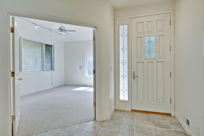 Building Photo - Large 3,767 sqft home on a 10,000 sqft lot- 2 bed located on 1st floor w/ separate entrance - Top...