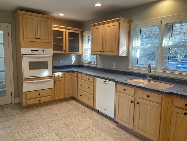 Building Photo - Call Amanda Tate at (757)289-6810 for more information