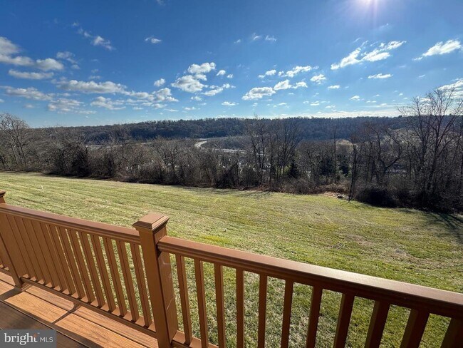 Building Photo - 327 Overlook Ln