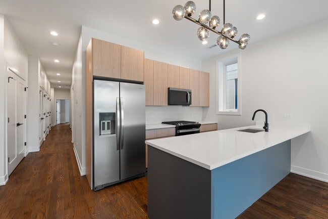 Building Photo - 416 E 50th Pl