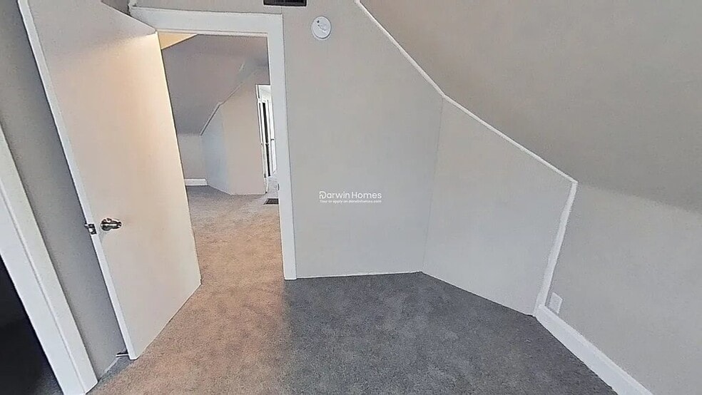 Building Photo - 529 E Victoria St